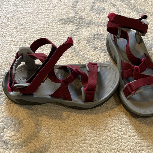 Womens Teva size 8 - Picture 2 of 3